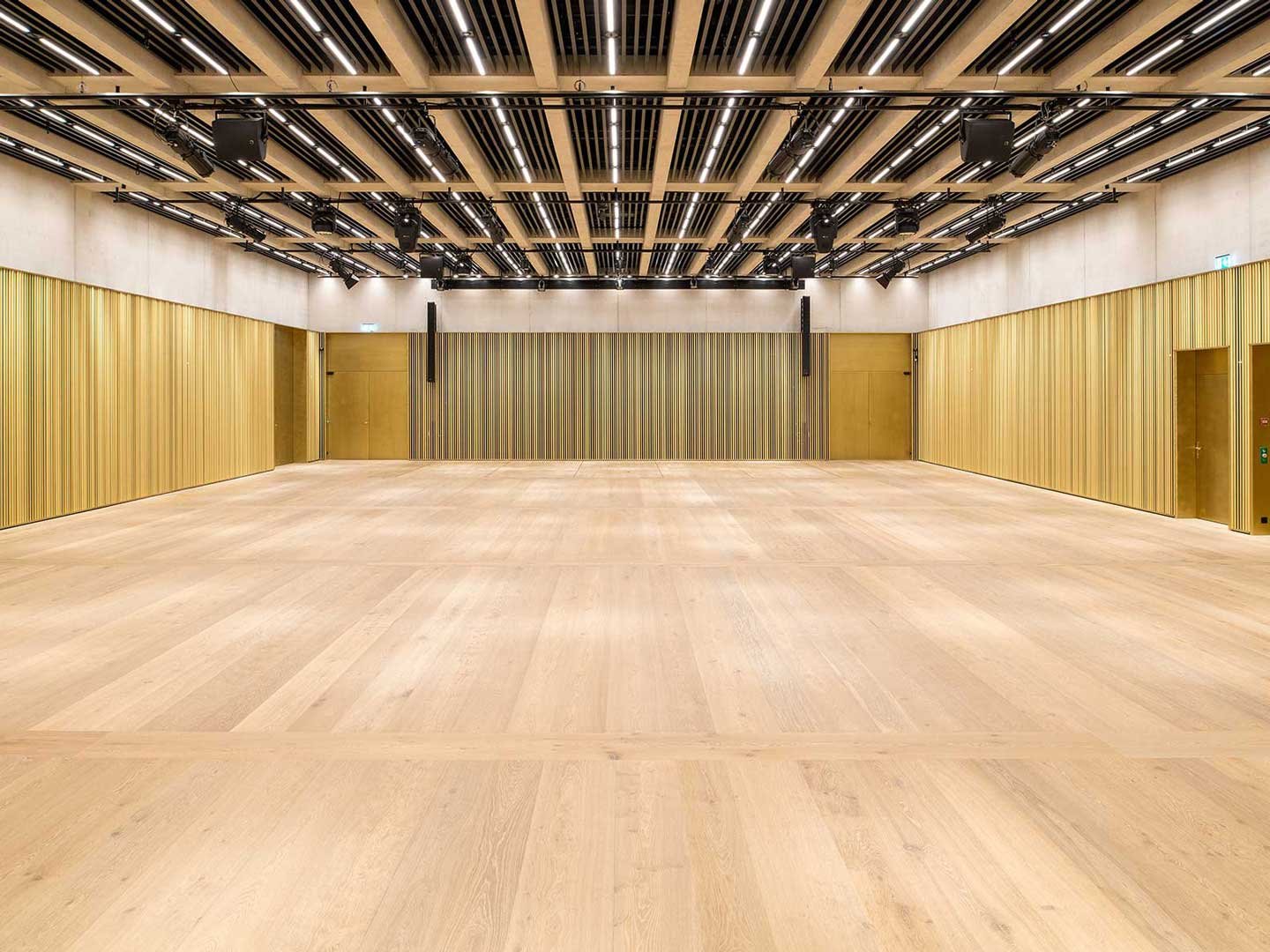 Reference picture Kunsthaus Zurich a large hall with loudspeakers 