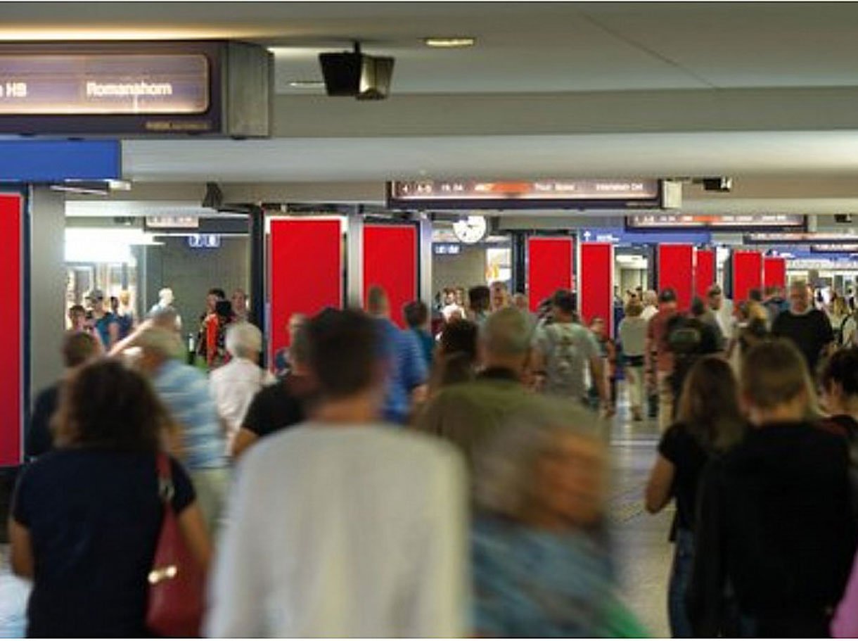 Reference image APG, Rail ePanel AdWalk Bern railway station