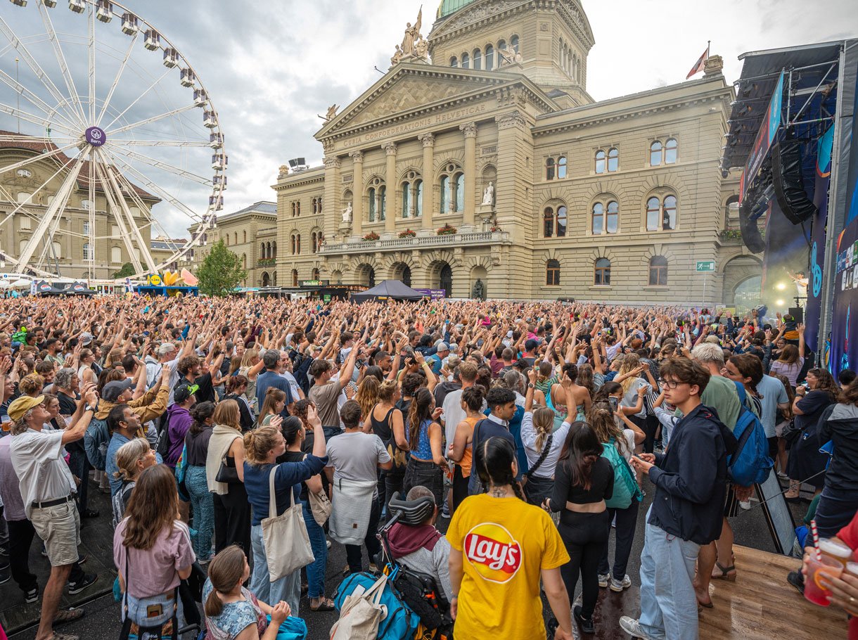 UEFA Women's EURO 2025, Bernese ball magic - audience on the Bundesplatz