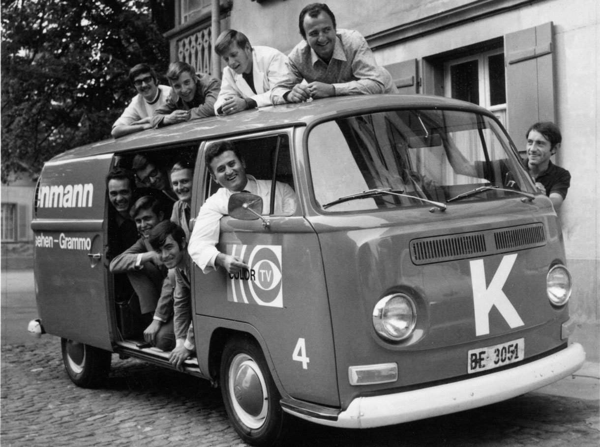 Archive photo car with service crew 1971