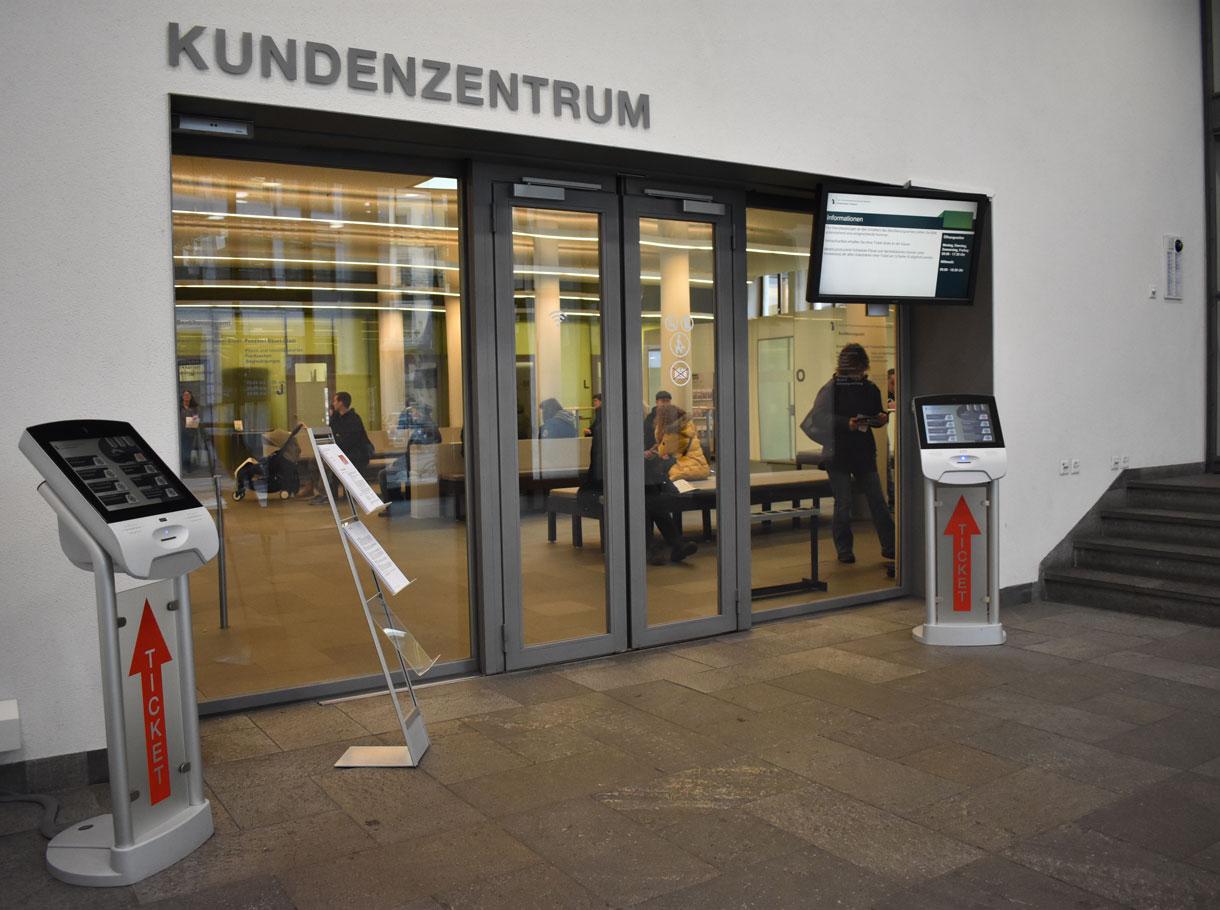Referenzbild Einwohner- und Passamt Basel, Ticketingstele